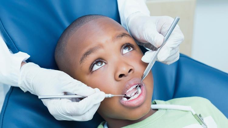 Criança no dentista, dente, dentes, flúor, cárie - Getty Images - Getty Images
