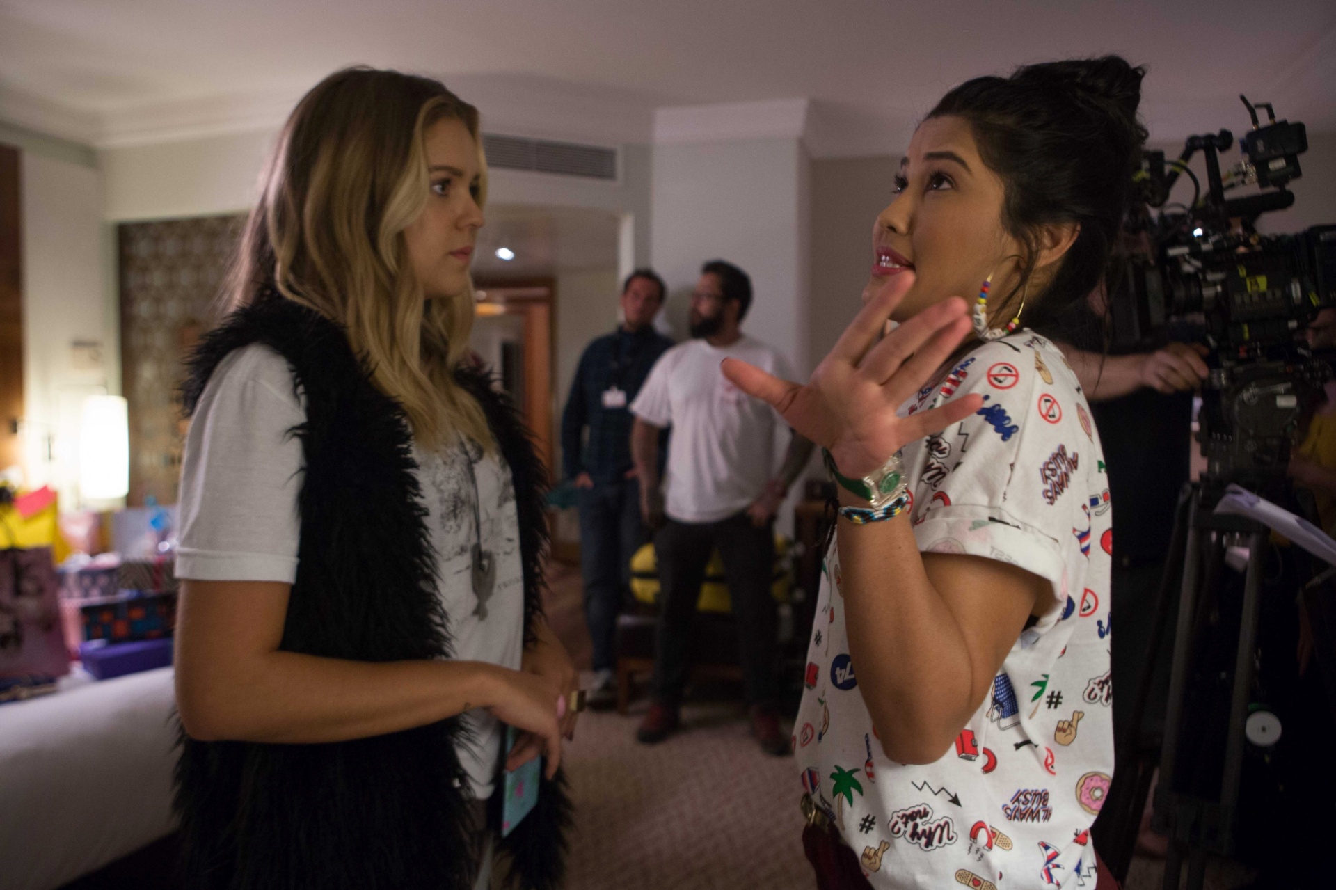 Gabi Lopes e Thaynara OG no set de "Internet - O Filme" - Aline Arruda/Divulgação