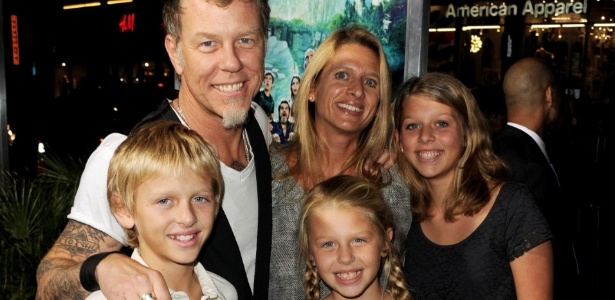Os sorrisos da família Hetfield: Castor, James, Francesca, Marcella e Cali - Getty Images - Getty Images