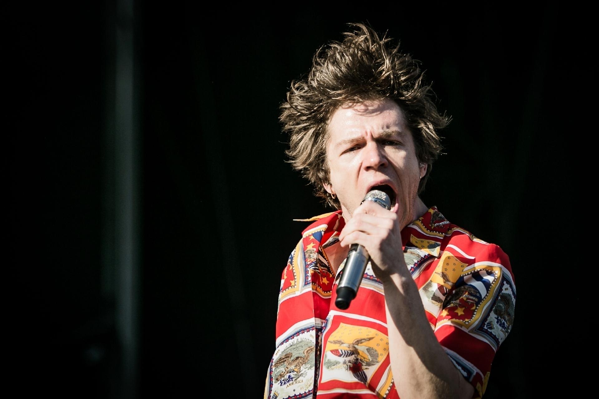 O vocalista do Cage The Elephant, Matt Shultz,abusou das poses e dançou muito no show do Lollapalooza - Bruno Santos/UOL