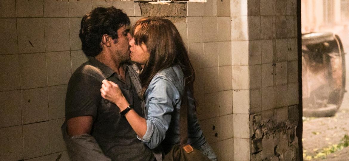 Alice (Sophie Charlotte) e Renato (Renato Góes) se beijam em "Os Dias Eram Assim" - Sergio Zalis/TV Globo