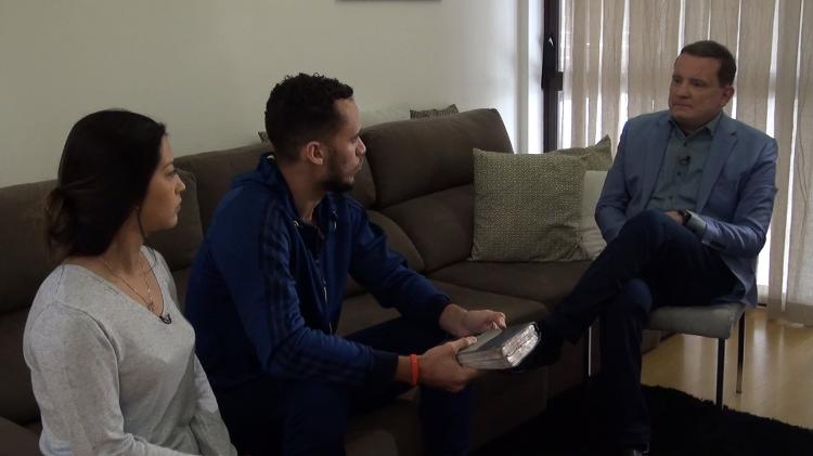 Cabrini e Neto com a Bíblia - Divulgação / SBT - Divulgação / SBT