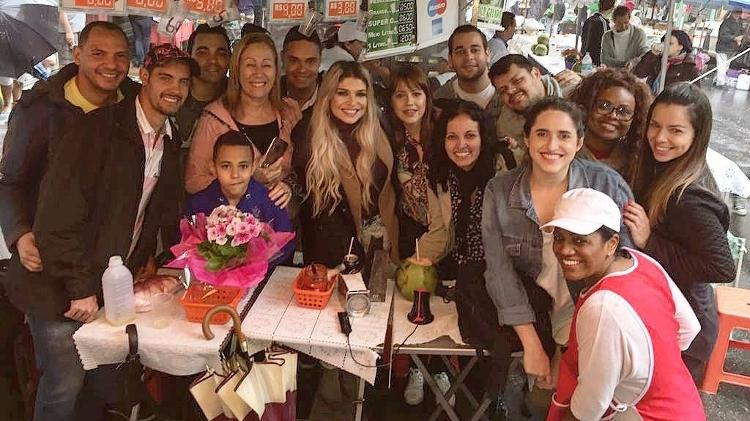 Adryana Ribeiro e fãs no "encontro do pastel" - Renato Cipriano / Divulgação - Renato Cipriano / Divulgação