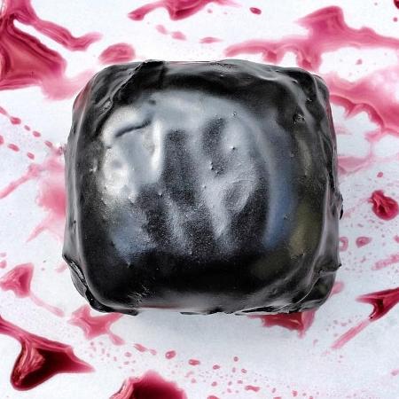 Donuts cobertos por chocolate escuro, servidos com calda de frutas vermelhas pra lembrar sangue - @peacefulprovisions