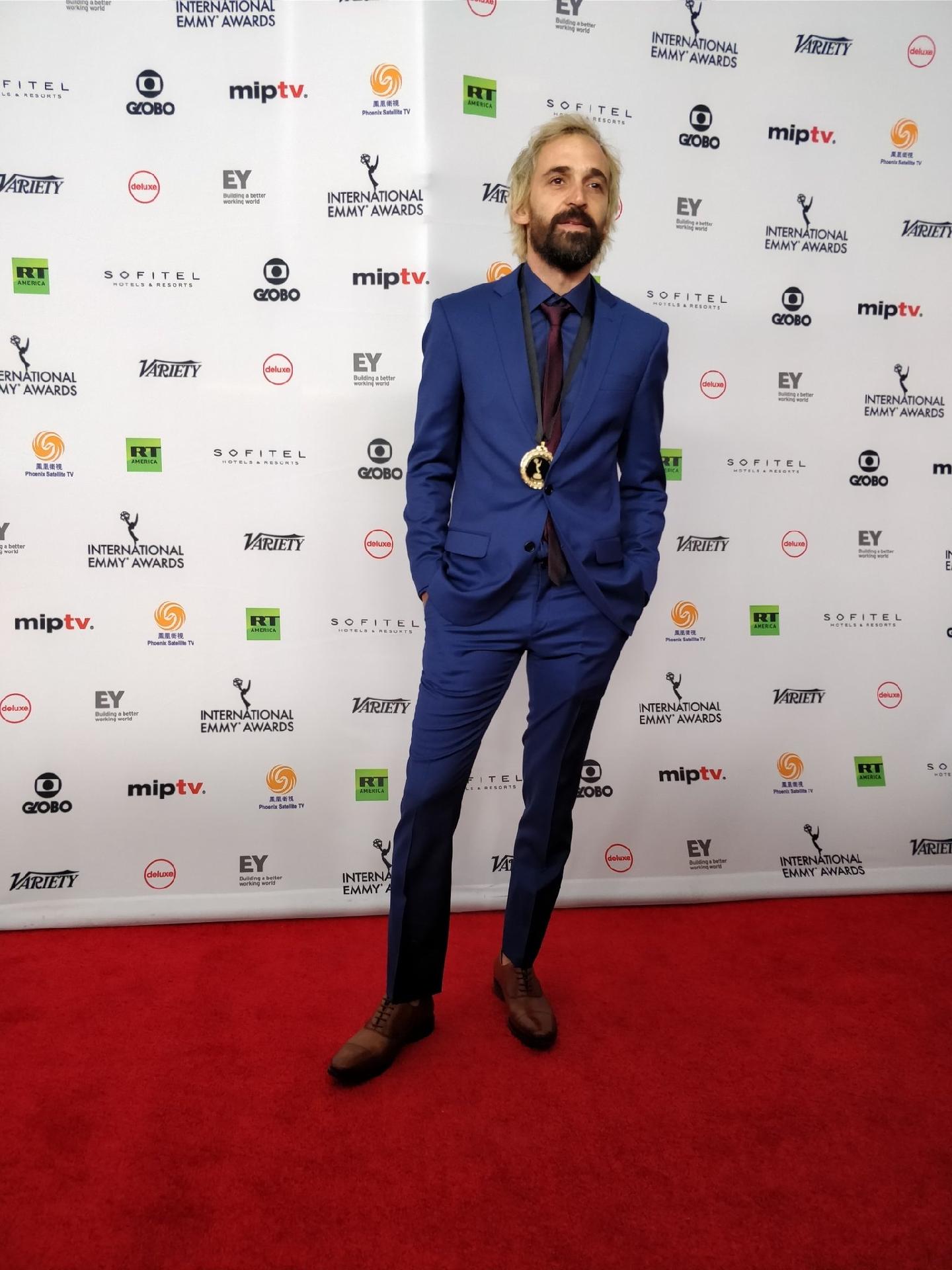 Julio Andrade, indicado a melhor ator pela série "Um Contra Todos", posa no tapete vermelho do Emmy Internacional 2017 - Reprodução/Twitter/iemmys