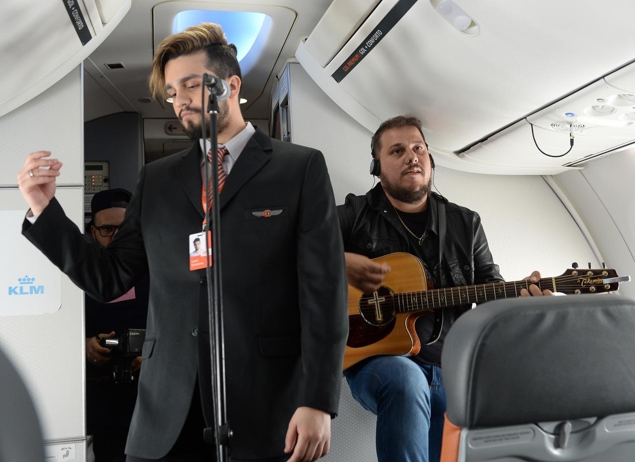 Luan Santana faz pocket show em avião - Francisco Cepeda/Ag News