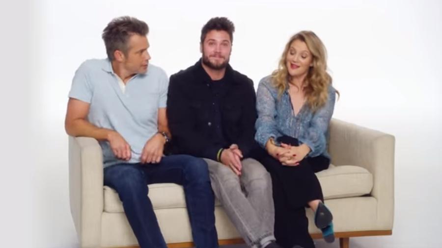 Timothy Olyphant e Drew Barrymore ajudaram Conor (ao centro) a pedir namorada em casamento - Reprodução/YouTube