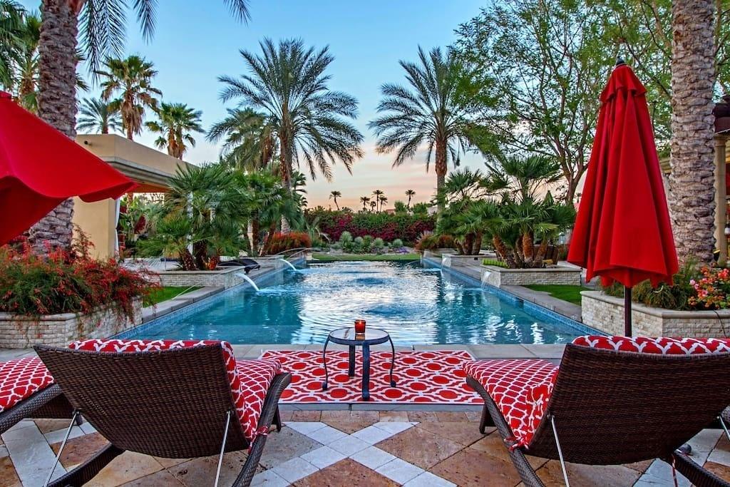 Quer ficar relaxando como Lady Gaga na California? A estrela escolheu um verdadeiro oásis no deserto, na cidade de Rancho Mirage. Essa casa tem seis quartos, piscina e cozinha gourmet. https://www.airbnb.com.br/rooms/3218927 - Divulgação/Airbnb