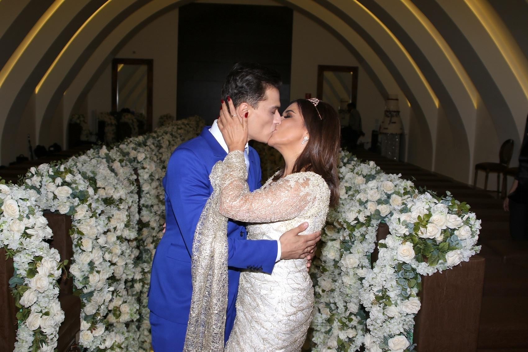 Mara Maravilha e o namorado se beijam na chegada da apresentadora para seu festão de 50 anos - Thiago Duran/AgNews