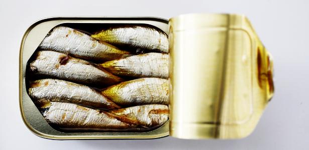 Cover image for Atum ou sardinha: qual é o peixe enlatado mais saudável?