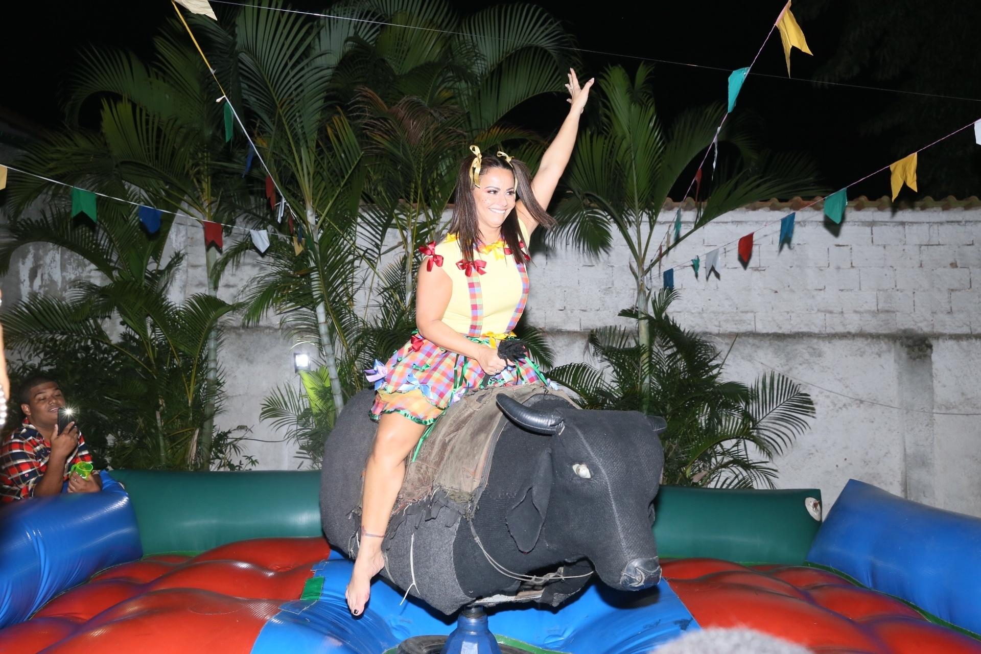 Viviane Araújo brinca em touro mecânico em arraiá organizado por seus fãs em Jacarepaguá, zona oeste do Rio, no domingo (29) - Anderson Borde/Ag.News