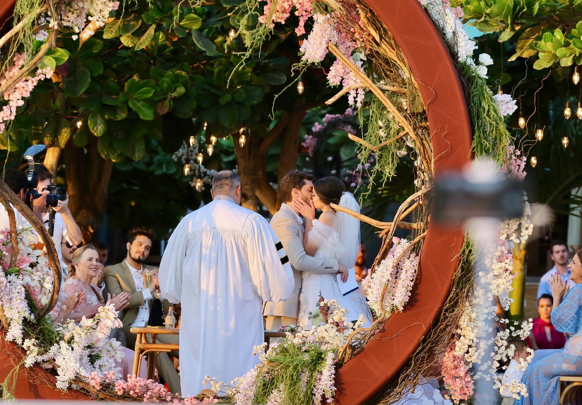 Klebber Toledo e Camila Queiroz trocam beijo durante cerimônia de casamento em Jericoacoara (CE) - Manuela Scarpa/Brazil News