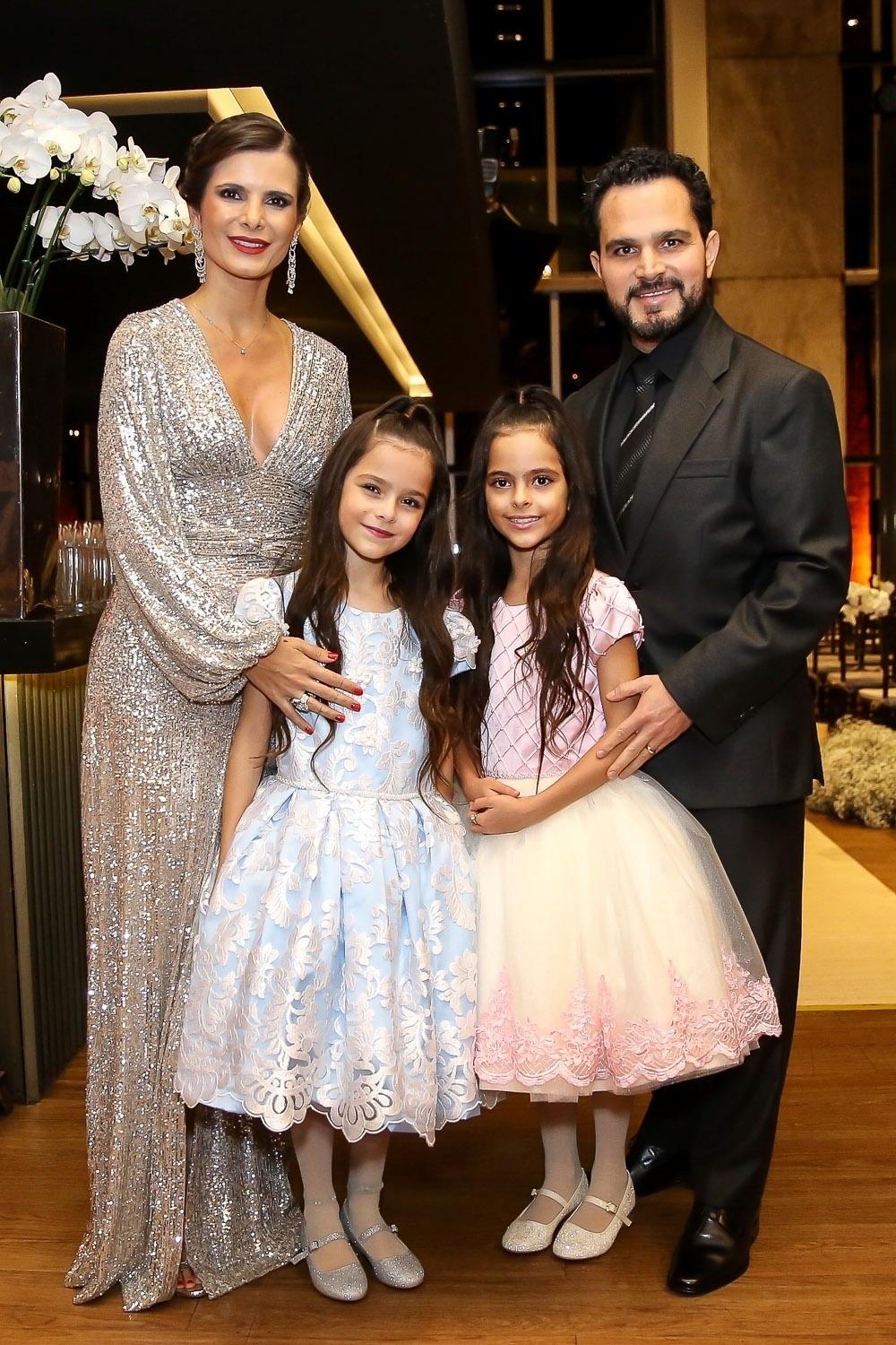 Flávia Fonseca e Luciano Camargo com as filhas - Brazil News