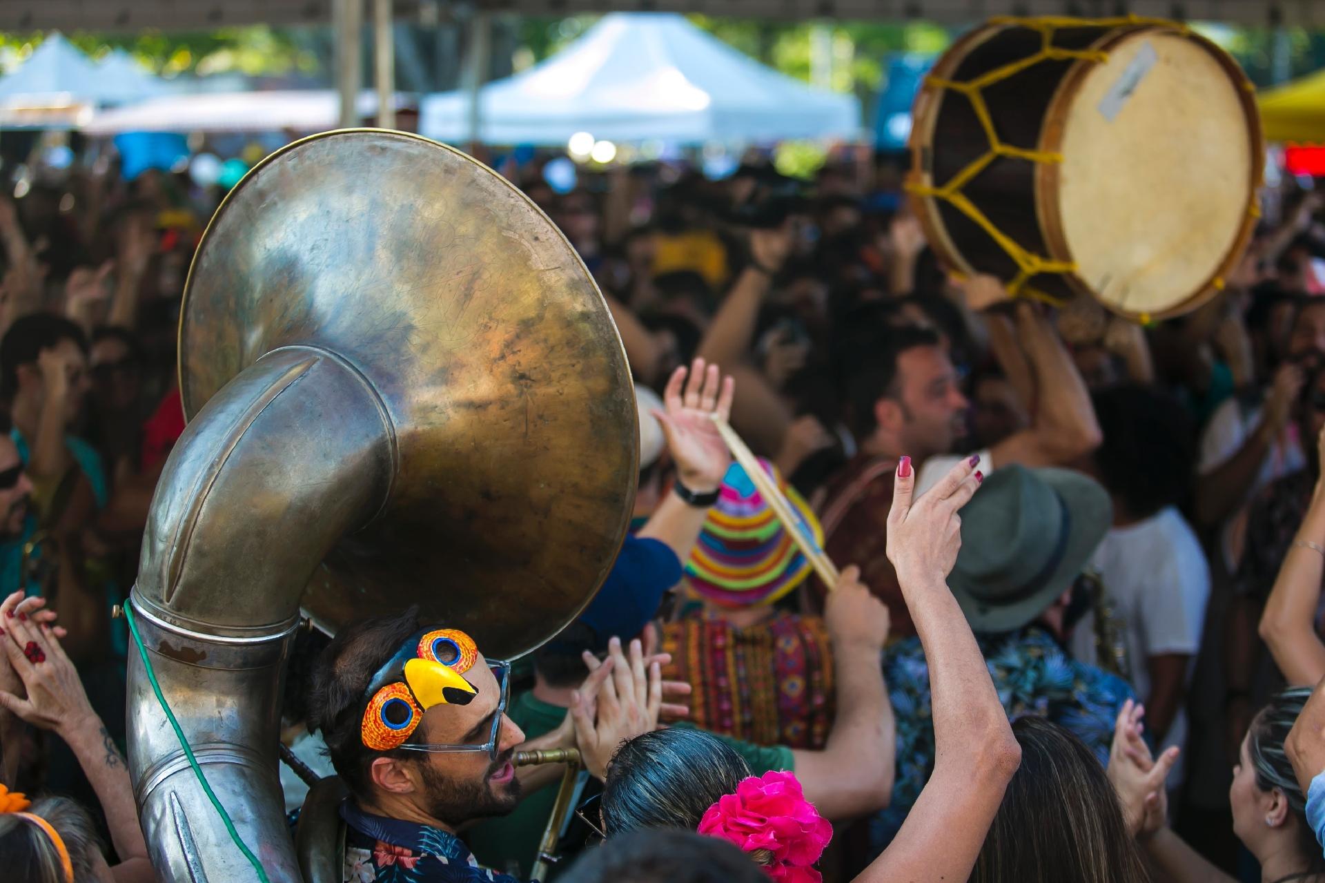 Como já é tradicional, Orquestra Voadora também tocou no meio do público - Bruna Prado/UOL