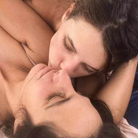Bruna Linzmeyer beija a namorada, Priscila Visman - Reprodução/Instagram