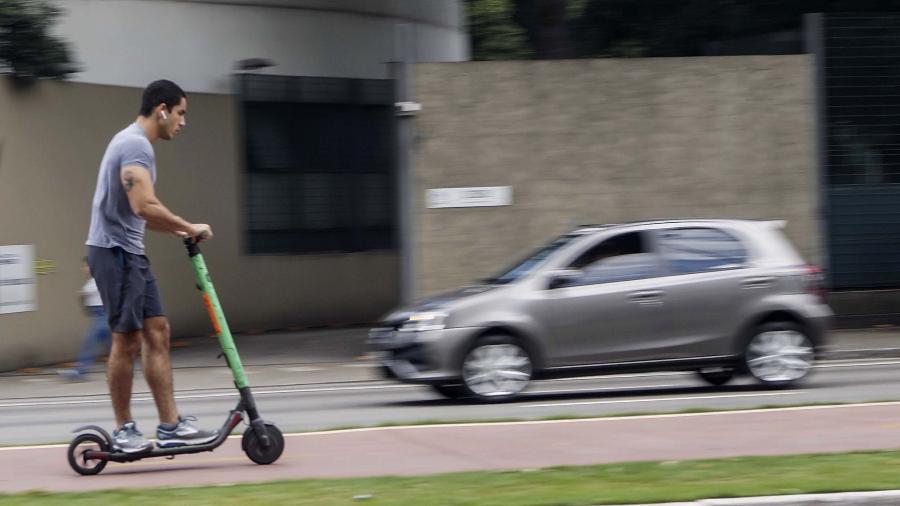 Usuário de patinete elétrica roda sem capacete em 2019; na época, Prefeitura de SP regulamentou uso do veículo e exigiu uso do equipamento de proteção