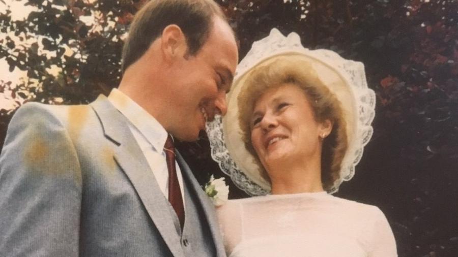 Steve Gilbert e Jill quando se casaram - BBC