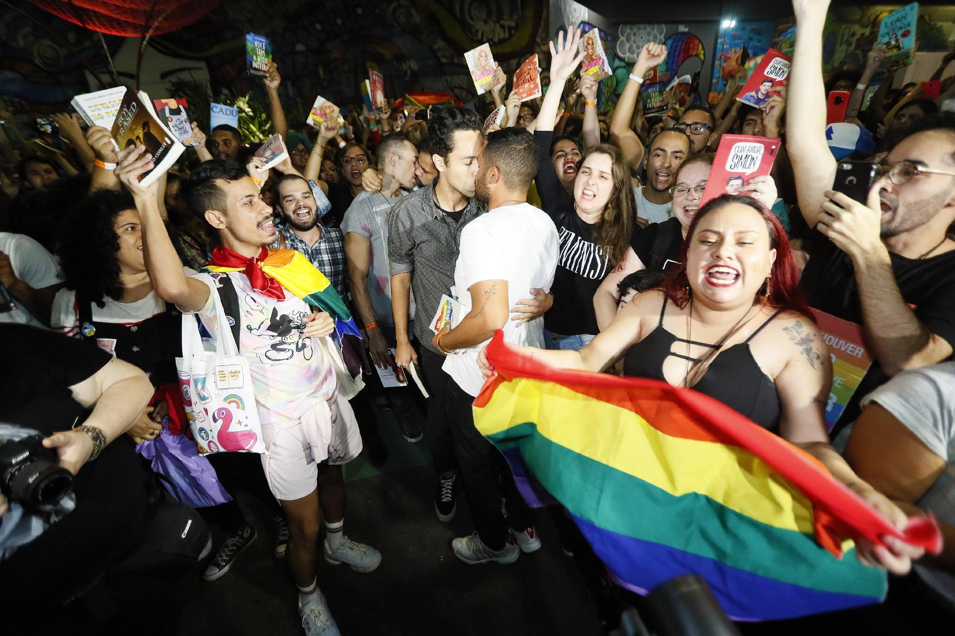 7.set.2019 - "Não vai ter censura": manifestantes fazem ato contra Crivella na Bienal do Rio - Marcelo de Jesus/UOL