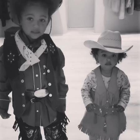 Saint e Chicago, filhos de Kim Kardashian e Kanye West, fantasiados de cowboy e cowgirl - Reprodução/Instagram/kimkardashian