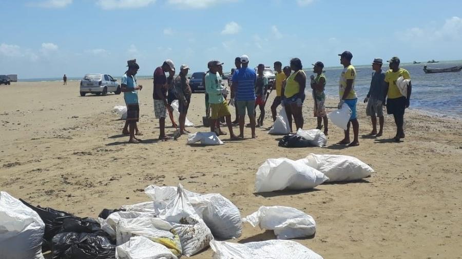 Prefeitura pagou diárias para que pessoas retirassem a pasta de óleo do Pontal do Peba, em Alagoas - Arquivo Pessoal