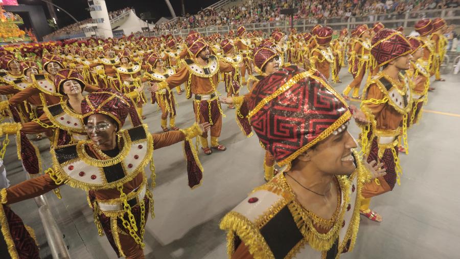 Integrantes das escolas de samba também precisarão usar máscaras - Simon Plestenjak/UOL