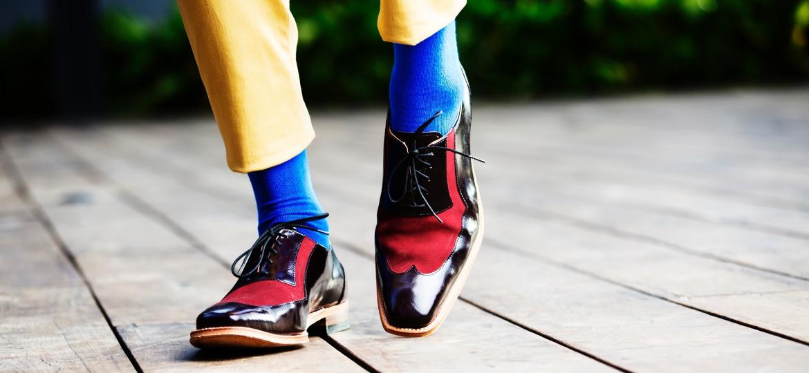 Meia colorida agora é item essencial para looks masculinos mais versáteis - Getty Images/iStockphoto