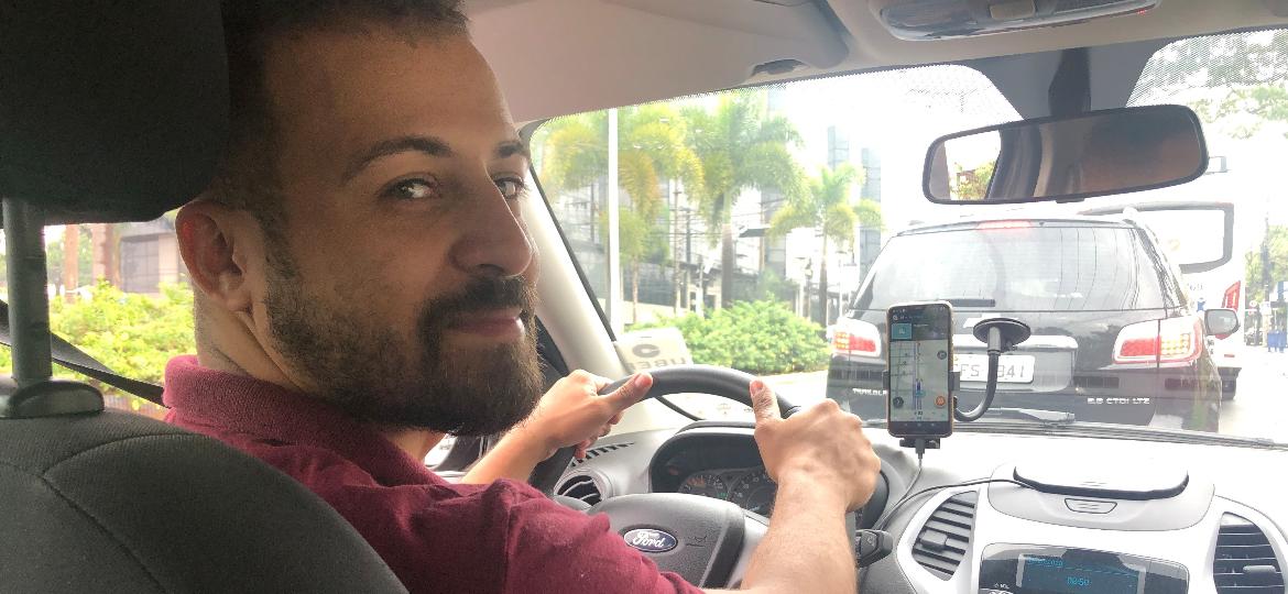 O motorista de Uber Danilo viu a quantidade de passageiros despencar e está penando para pagar o aluguel do carro, mesmo com desconto; muitos estão devolvendo o veículo - Alessandro Reis/UOL