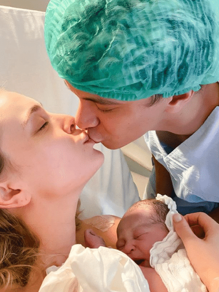 Julio Cocielo posta foto do nascimento da filha, com a mulher Tatá Estanieck  - Reprodução/Instagram
