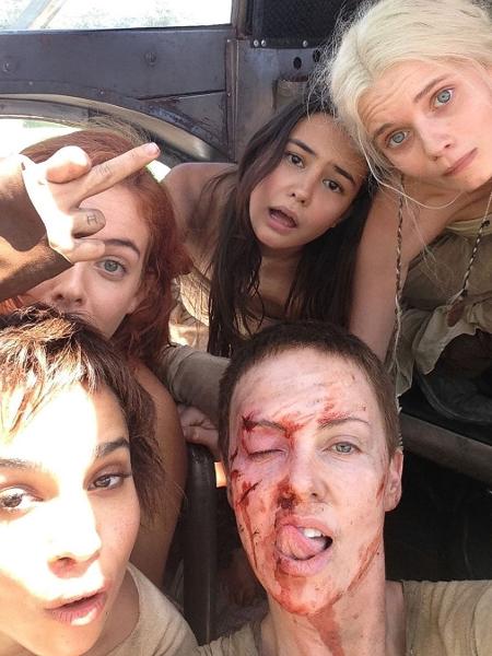 Charlize Theron ao lado do elenco de "Mad Max: Estrada da Fúria" - Reprodução/Instagram