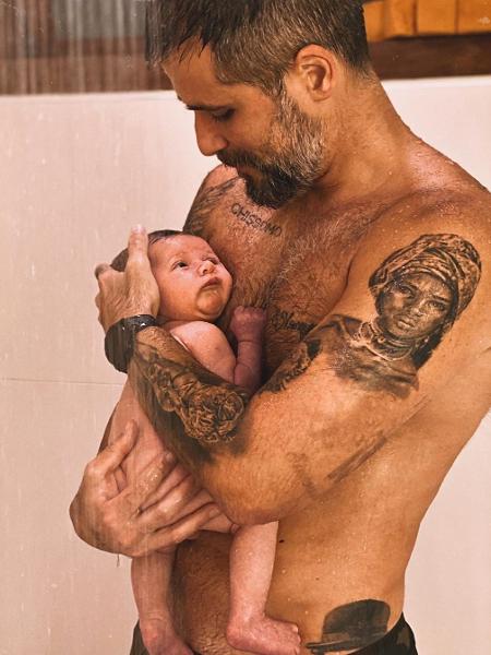 Bruno Gagliasso dá banho em Zyan - Reprodução/Instagram