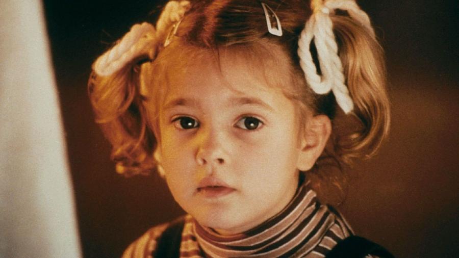 Drew Barrymore aos sete anos de idade, em "E.T.: O Extraterrestre" (1982) - Reprodução/IMDb