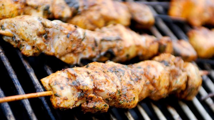 Espetinho de frango - © Michael Grayson/Getty Images - © Michael Grayson/Getty Images