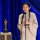 Chloé Zhao recebe premiação no Oscar 2021 - Getty Images
