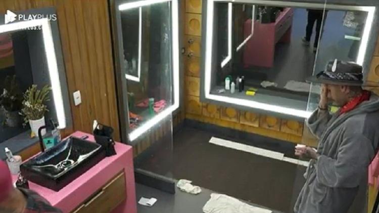 A Fazenda 2021: Gui Araujo e Dynho Alves criticam biquínis jogadas no banheiro - Reprodução/Playplus - Reprodução/Playplus