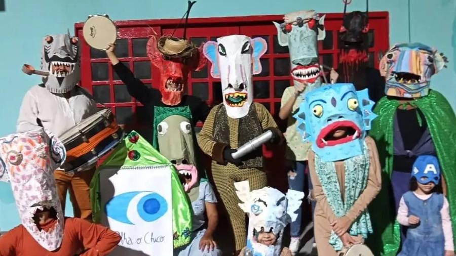 ONG Olha em cortejo de máscaras de carrancas para "afastar o mal do rio São Francisco", como diz a artista Linete Matias - Divulgação/ONG Olha o Chico