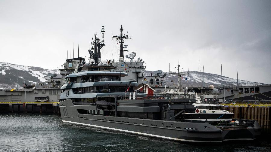 O iate de luxo Ragnar, com 68 metros de comprimento, pertence ao oligarca russo Vladimir Strzhalkovsky, ex-agente da KGB. Ele está ancorado no porto de Narvik (foto) desde 15 de fevereiro - Jonathan Nackstrand/AFP
