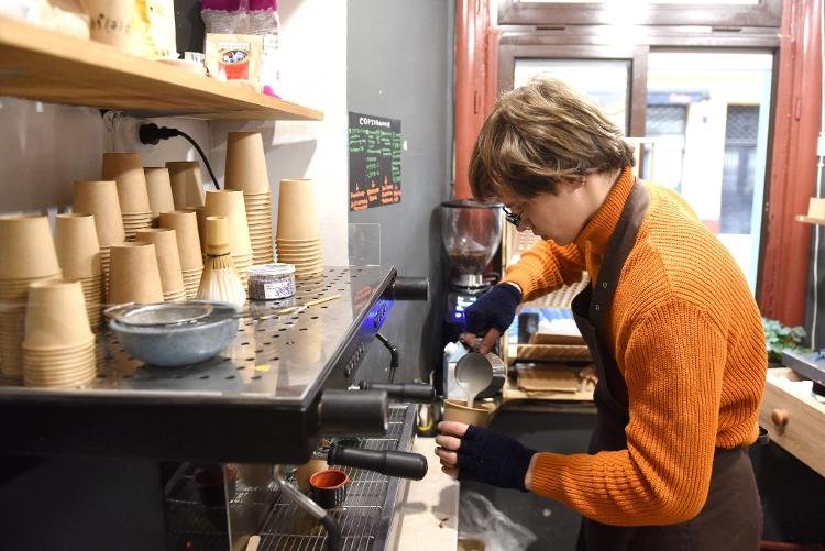 19-year-old Ivan Denchenko prepares coffee served at work.  Citizens of Lviv supported the business and the pineapple and chicken pie pieces were quickly sold out - Yuriy Dyachyshyn/AFP - Yuriy Dyachyshyn/AFP