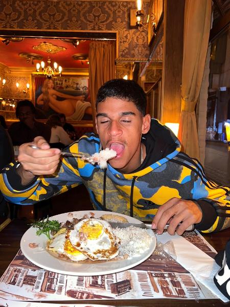Luva de Pedreiro comendo o prato em sua homenagem no Paris 6, bistrô em São Paulo - Reprodução/Twitter
