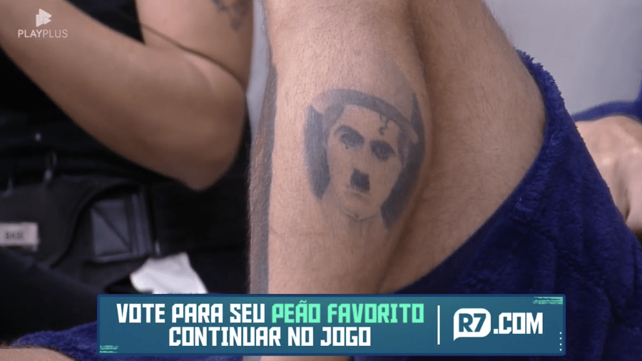 A Fazenda 2022: Iran mostra tatuagem de Charles Chaplin na perna - Reprodução/PlayPlus