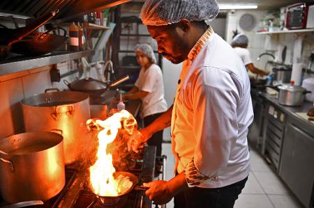 Dona do restaurante Afro Gourmet, do RJ, chef Dandara Batista tem história  contada no livro 'Receita de Vida' - Mundo Negro