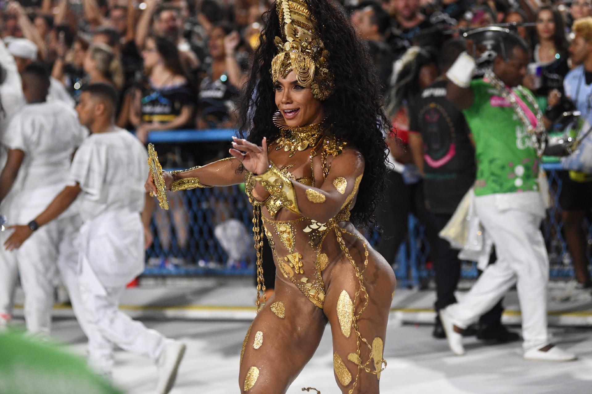 Evelyn Bastos desfila pela Mangueira no Desfile das Campeãs - Lucas Landau/UOL