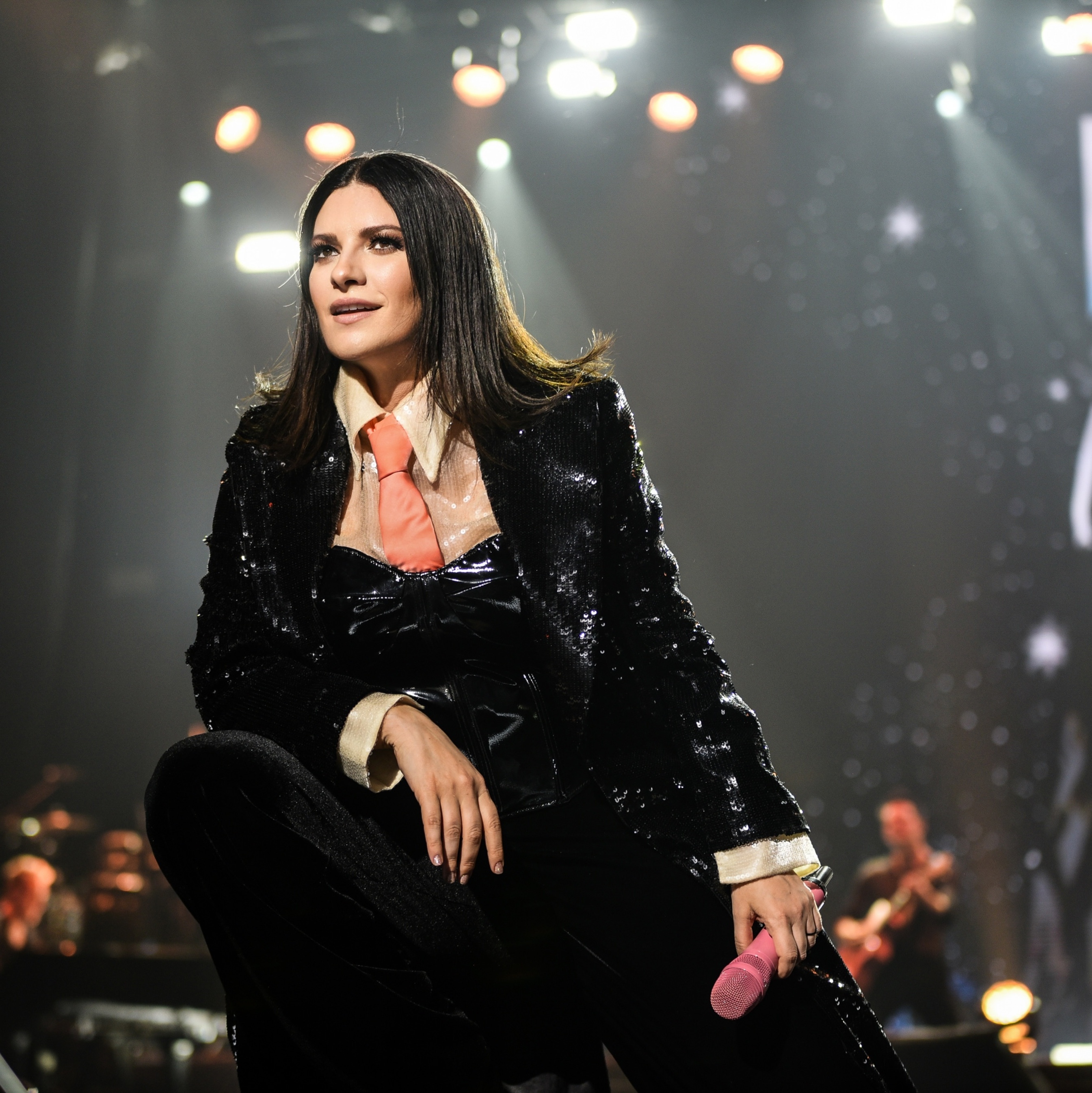 Laura Pausini mantém público ligado em apresentação empolgante em SP