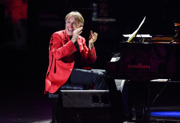 Richard Clayderman se apresenta nesta quinta (6) em São Paulo e depois segue para Curitiba (7), Rio de Janeiro (8) e Belo Horizonte (9)