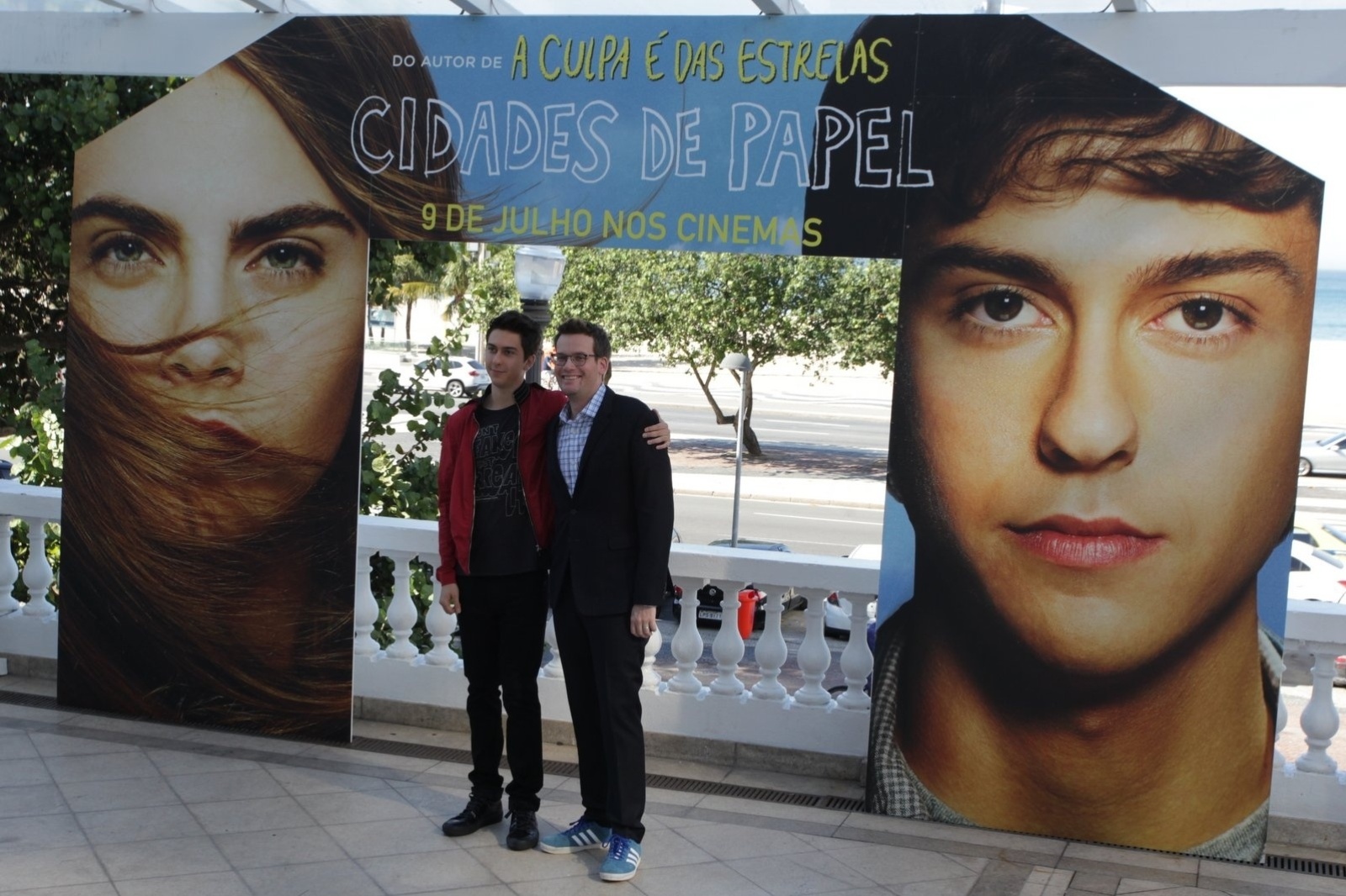 1.jul.2015 - Ator Nat Wolff e autor John Green fazem lançamento do filme "Cidades de Papel", no Hotel Copacabana Palace - Marcello Sá Barretto / AgNews