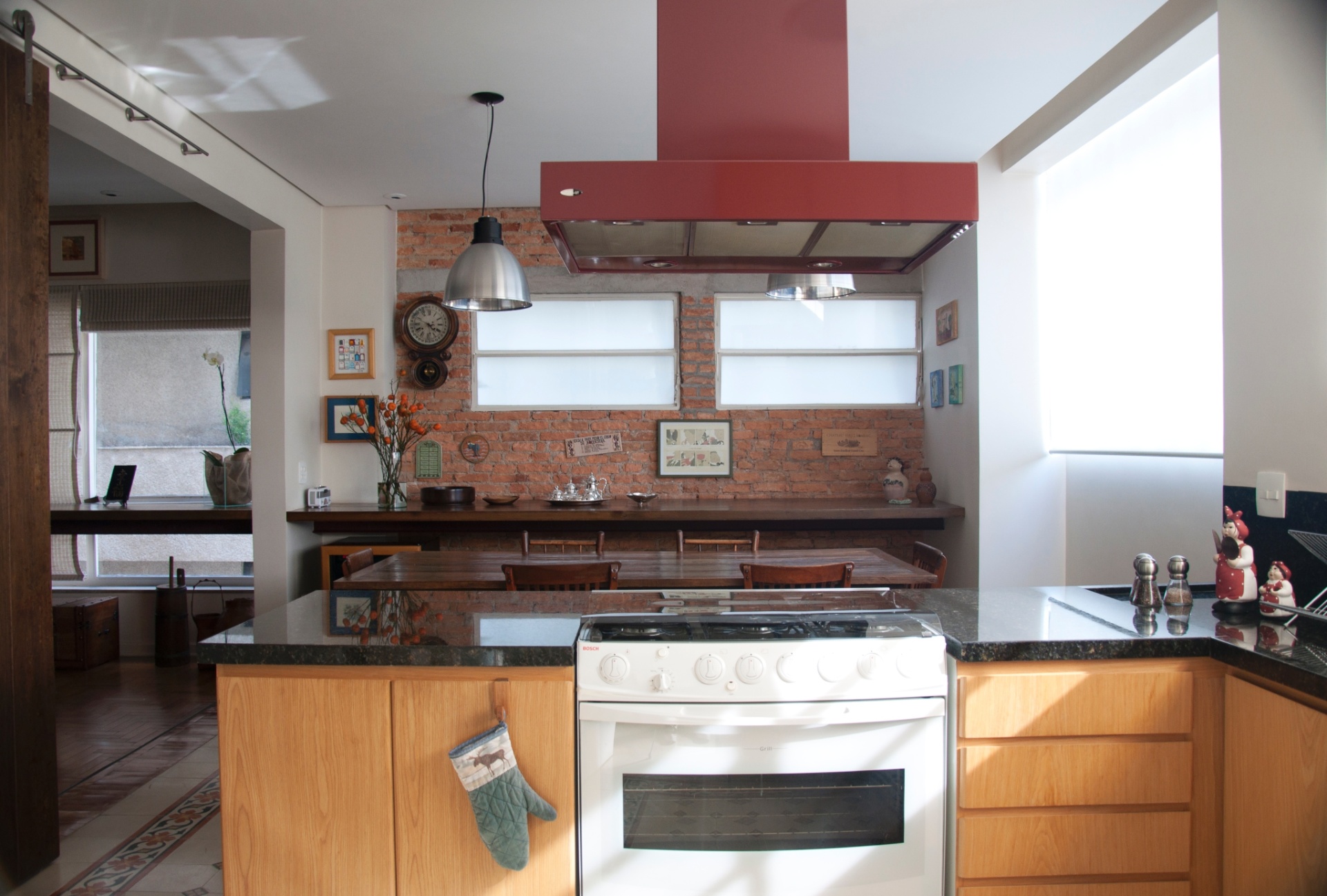 O arquiteto Gustavo Calazans decorou a sala de jantar de um apartamento em São Paulo com um relógio de parede antigo (na parede ao fundo, sobre a bancada), resgatado por ele - Alexandre Kissajikian/ Divulgação