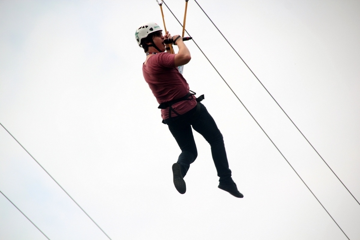 26.set.2015 - A banda Sheppard, que vai se apresentar no palco Mundo as 21h, passa o som no começo de tarde. O vocalista, George Sheppard, desceu a tirolesa enquanto testava o som. - André Moreira/Foto Rio News
