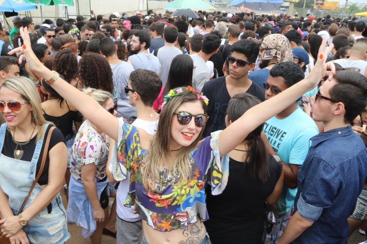 26.set.2015 - Fãs esperam abertura dos portões da Cidade do Rock, onde acontece o sexto dia de shows do festival Rock in Rio 2015. A entrada é liberada as 14h. - Zulmair Rocha/UOL