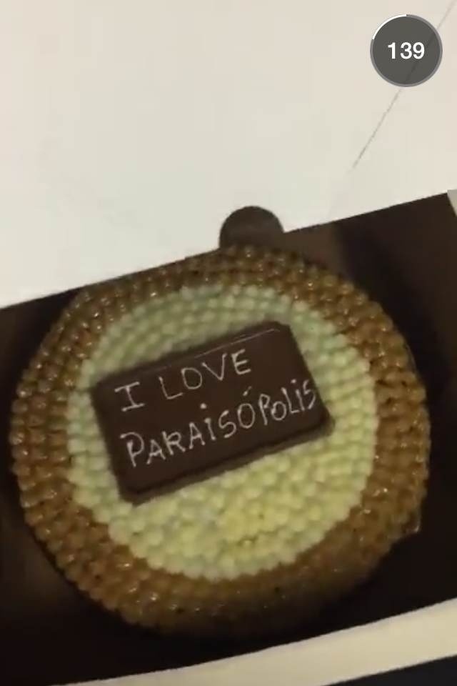 4.nov.2015 - Bruna Marquezine mostra bolo personalizado para comemorar o último dia de gravações de "I Love Paraisópolis" - Reprodução/snapchat/brumarquezine