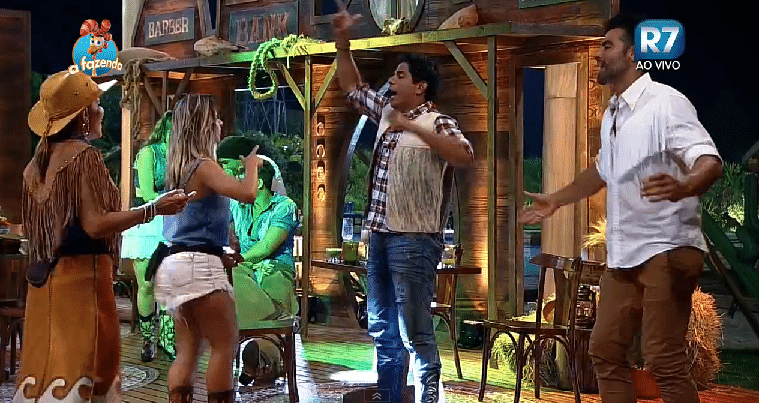 19.nov.2015 - Em clima amigável, todos os peões aproveitaram a festa para descontrair - Reprodução/Record