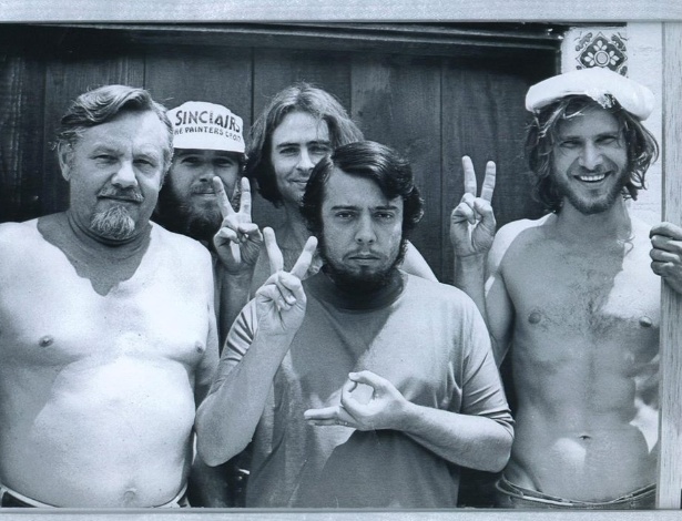 Sergio Mendes (centro) com o então carpinteiro Harrison Ford (à direita) em 1970 - Reprodução/Facebook